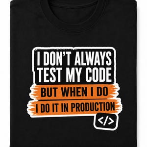 Op de afbeelding: Een zwart t-shirt met witte en oranje tekst die luidt I DON'T ALWAYS TEST MY CODE BUT WHEN I DO I DO IT IN PRODUCTION met een klein wit code-haakje icoon in de rechterbenedenhoek van het grafische ontwerp op de voorkant van het shirt.