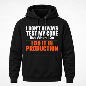 Puede incluir: Una sudadera con capucha negra que presenta texto en blanco y naranja que dice: I DON'T ALWAYS TEST MY CODE But When I Do I DO IT IN PRODUCTION. La sudadera incluye un bolsillo tipo canguro frontal, mangas largas y capucha con cordones negros.