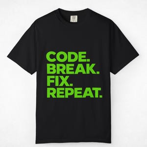 Puede incluir: Una camiseta negra de manga corta con el texto "CODE. BREAK. FIX. REPEAT." impreso en una fuente sans-serif de color verde lima brillante en el centro del pecho. La prenda tiene cuello redondo y un corte estándar con una etiqueta de marca visible.