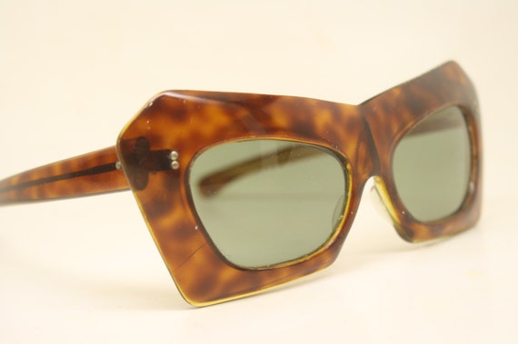 Unique vintage Tortoise mask cat eye sunglasses N… - image 1