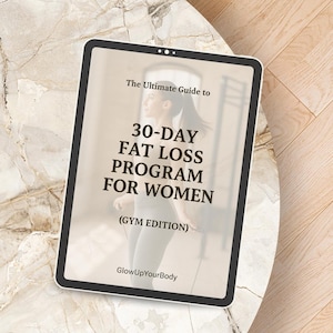 Peut inclure: Une tablette numérique affichant un guide d'un programme de perte de graisse de 30 jours pour les femmes, avec le texte "The Ultimate Guide to 30-DAY FAT LOSS PROGRAM FOR WOMEN (GYM EDITION)" et le logo "GlowUpYourBody".