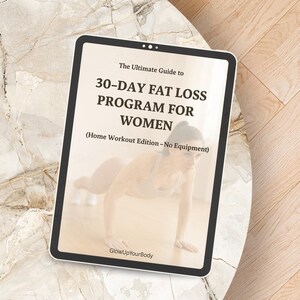 Peut inclure: Une tablette numérique affichant un guide pour un programme de perte de poids de 30 jours pour les femmes. Le guide est intitulé "Le guide ultime pour un programme de perte de poids de 30 jours pour les femmes (Édition entraînement à domicile - Sans équipement)" et présente une femme faisant un push-up. La tablette est sur une surface en bois brun clair.