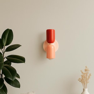 Op de afbeelding: Een set van drie keramische mokken met een gespikkelde, matte afwerking. De mokken zijn in tinten crème, lichtgrijs en donkergrijs. Elke mok heeft een eenvoudig, minimalistisch ontwerp, perfect voor koffie of thee.