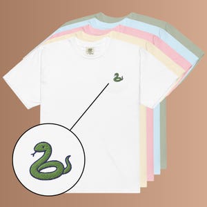 Ormbroderad t-shirt, minimalistisk djurt-t-shirt i ekologisk bomull, vintage-tröja med reptilmotiv, unisex streetwear