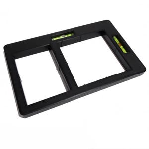 Puede incluir: Marco de fotos negro con dos aberturas y niveles de burbuja integrados. El marco tiene forma rectangular con esquinas redondeadas. Se ven dos pequeños niveles, uno en la parte superior y otro en el lateral, cada uno con una burbuja de líquido verde.