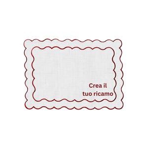 Pode incluir: Um sousplat retangular branco com uma borda ondulada e uma fina borda vermelha. O texto "Crea il tuo ricamo" está impresso em preto no canto inferior direito do sousplat. O sousplat está em um fundo branco.