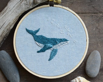 クジラとサンゴの刺繍タペストリー クジラコレクション - ザトウクジラの刺繍パターン - デジタルPDF縫製