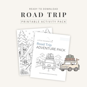 K&ouml;nnte beinhalten: Zwei druckbare Aktivit&auml;tspakete f&uuml;r einen Roadtrip. Das Cover des ersten Pakets lautet "Road Trip Adventure Pack" mit Illustrationen von Autos, Bergen und Gep&auml;ck. Das zweite Paket enth&auml;lt eine Malvorlage mit einem Zelt, B&auml;umen und einem Waschb&auml;ren.