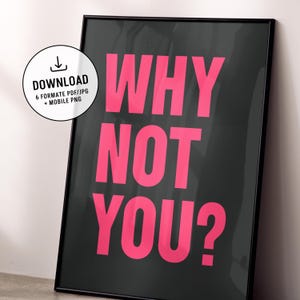 Può includere: Una stampa artistica rettangolare con cornice nera che presenta il testo rosa acceso WHY NOT YOU? in un carattere sans-serif. Un badge circolare bianco nell'angolo in alto a sinistra contiene il testo DOWNLOAD 6 FORMATE PDF/JPG + MOBILE PNG con icona.