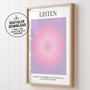 Peut inclure: Une affiche encadrée avec le mot « LISTEN » en haut. L'œuvre présente un dégradé de teintes roses et violettes. L'impression comprend le texte « Au-delà du bruit de la pensée, il y a un savoir silencieux. Laissez-le s'élever à son propre rythme. »