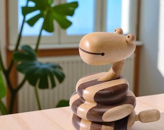 パーソナライズされた木製のヘビのおもちゃ：手作りのウィグリーウッド