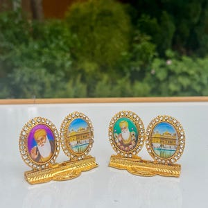 Sikh instrumentbrädeställ gyllene ädelstenar baba nanak ji harmandir sahib 2-i-1 dubbel skärm darbar sahib amritsar baba nanak tio gurus bilställ lycka
