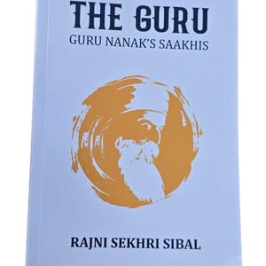 Może przedstawiać: Biała książka w miękkiej oprawie zatytułowana THE GURU GURU NANAK'S SAAKHIS autorstwa Rajni Sekhri Sibal. Okładka zawiera centralną okrągłą grafikę w kolorze musztardowym, przedstawiającą stylizowaną sylwetkę brodatej postaci w turbanie.