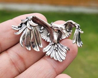 Flying eagle brooch gold or silver plated vintage look royal bird pin broach k18k unisex celebrity design