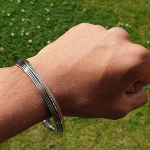 Bracelet kara sept lignes en acier inoxydable sikh singh karha khalsa bordé kada cc30r bracelet lisse unisexe