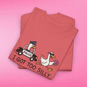 Gildan 5000 / Camiseta "Silly Goose", divertida camiseta "Oose Police Chase", divertida camiseta de regalo, adorable camiseta con humor animal, camiseta con meme "I Got Too Silly"