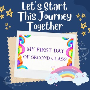 Könnte beinhalten: Marineblauer Hintergrund mit weißem Text "Let's Start This Journey Together". Ein weißer Rahmen im Polaroid-Stil mit dem Text "MY FIRST DAY OF SECOND CLASS" befindet sich in der Mitte. Ein Regenbogen und Wolken befinden sich unten.