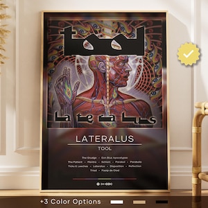 Puede incluir: Un póster enmarcado con la palabra "TOOL" en la parte superior y "LATERALUS" en letras grandes. La obra de arte incluye una ilustración anatómica detallada y una lista de títulos de canciones. El póster tiene un marco dorado.