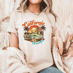 T-shirt California Dreamin &#39;, t-shirt vintage Beach Sunset, chemise Golden Gate Bridge, chemise de vacances, haut de voyage surf rétro, cadeau esthétique bohème