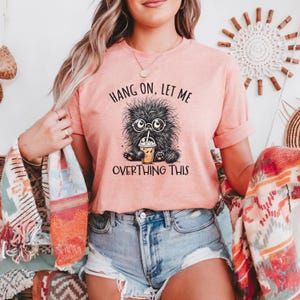 Hang on lass mich dieses T-Shirt überdenken, lustiges Katzen Shirt, Katzen Liebhaber Geschenk, introvertiertes Humor Shirt, faules Stimmung T-Shirt, sarkastisches Shirt, Meme Shirt