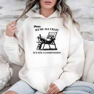 Entspannen Sie sich, wir sind alle verrücktes Waschbär-Sweatshirt, lustiges Mental-Gesundheits-Sweatshirt, sarkastisches Sweatshirt, entspanntes Passendes Sweatshirt, saisonales Sweatshirt