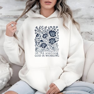 Felpa con scritta &quot;In The Waiting God Is Working&quot;, felpa cristiana, felpa floreale, maglietta basata sulla fede, maglietta ispiratrice, maglione con versetto della Bibbia