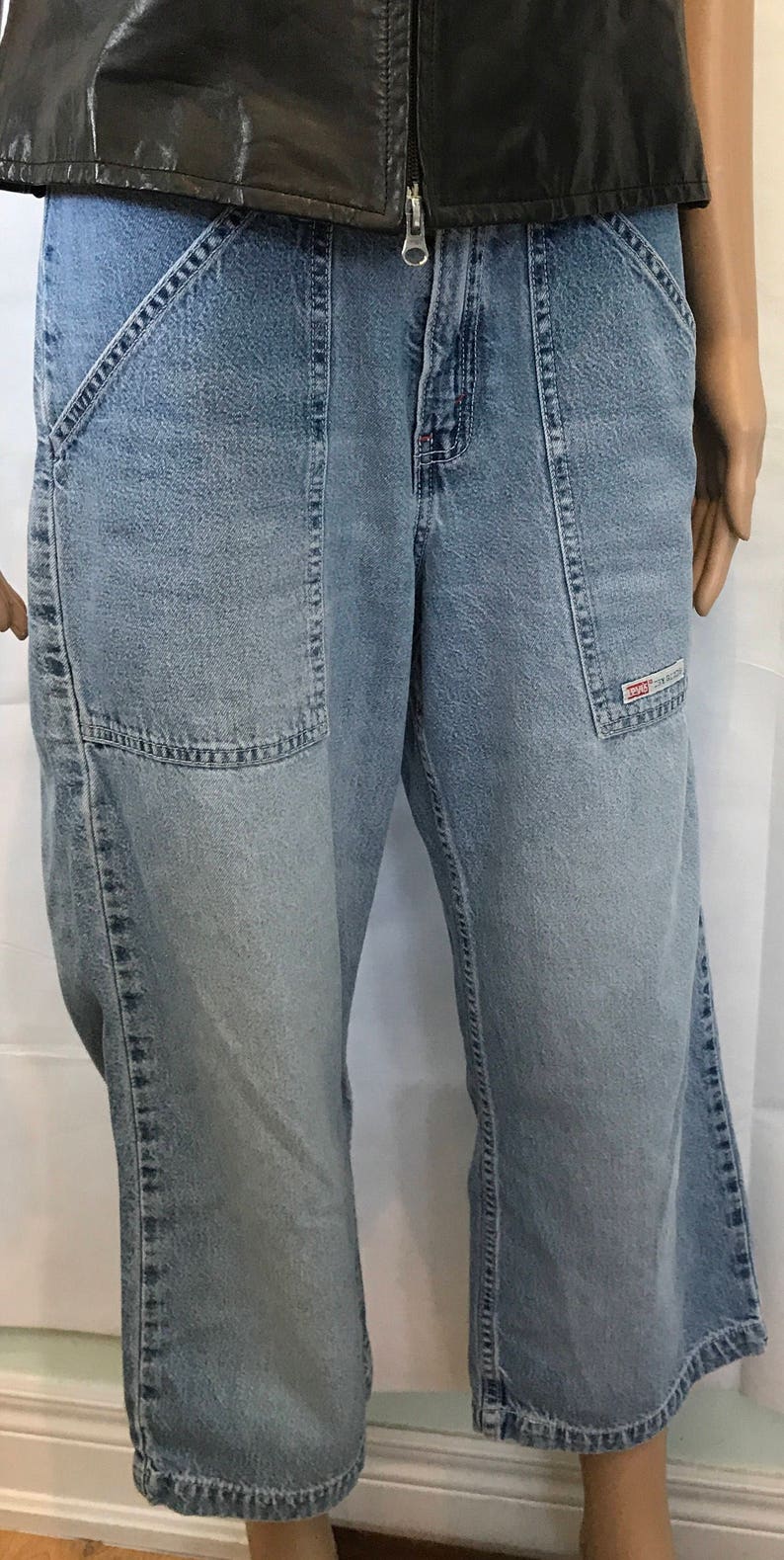 white levi capri jeans