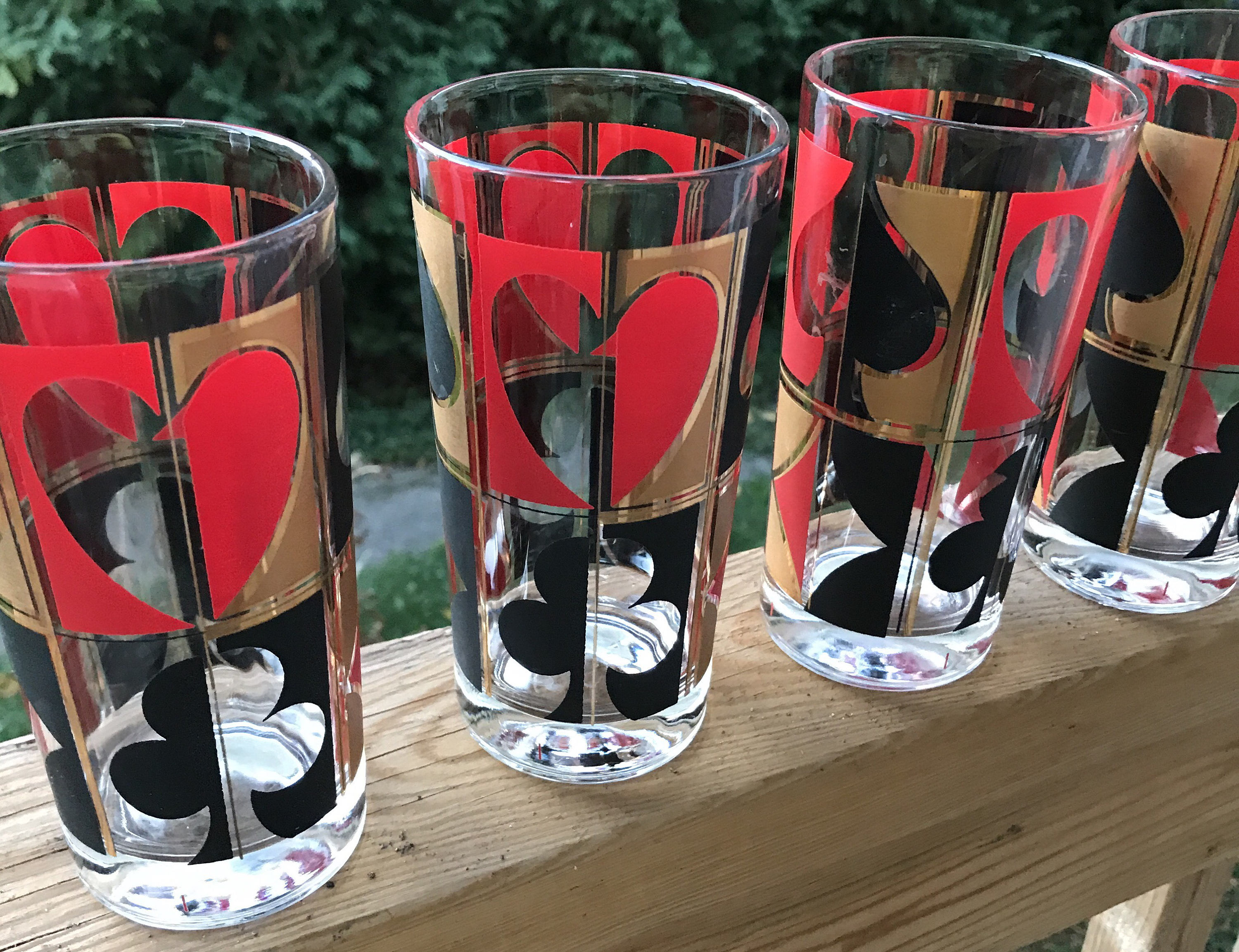 Una línea de vasos rojos para beber para jugar un juego de beber Fotografía  de stock - Alamy