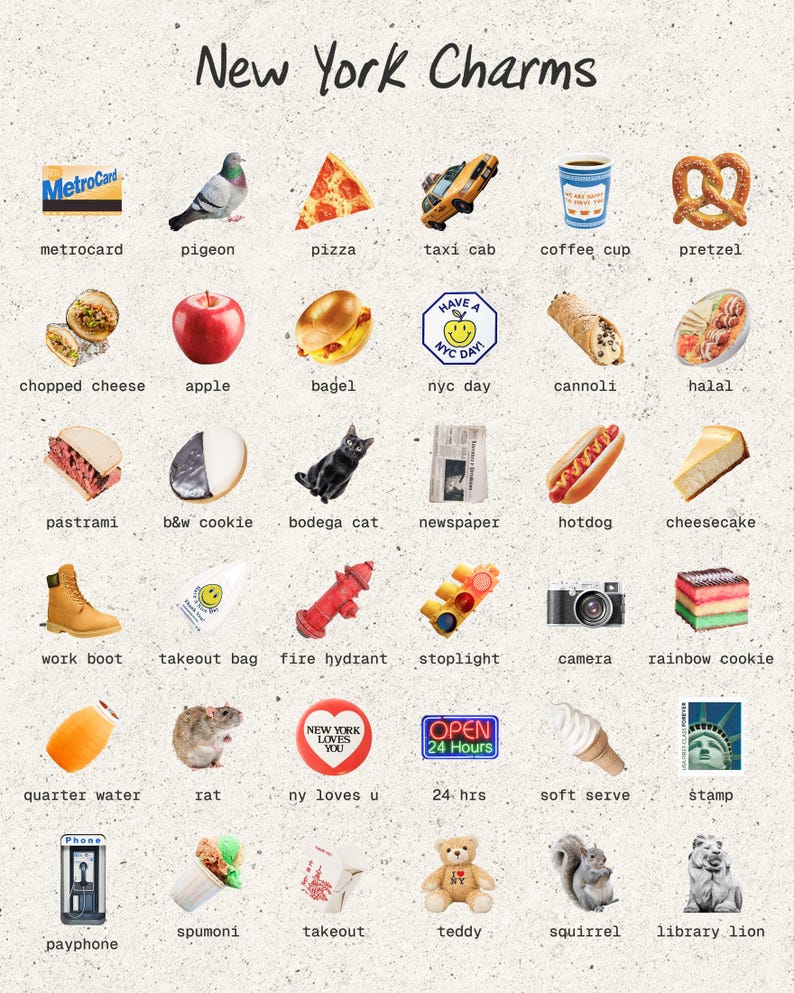 Peut inclure: Un collage d'ic&ocirc;nes de New York, dont un taxi, une part de pizza, une tasse de caf&eacute;, un bretzel, une pomme, un bagel, un hot-dog et un cheesecake. D'autres &eacute;l&eacute;ments incluent une carte de m&eacute;tro, un pigeon et une borne d'incendie.