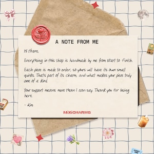 Peut inclure: Une note manuscrite sur papier cr&egrave;me, scell&eacute;e d'un cachet de cire rouge avec un motif floral. La note indique &laquo; A NOTE FROM ME &raquo; et comprend un message sur les articles faits &agrave; la main et le support client. La marque &laquo; MIXICHARMS &raquo; est &eacute;galement visible.