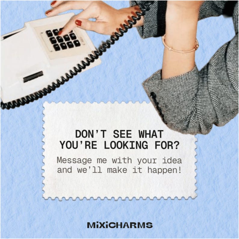 Peut inclure: Image de style r&eacute;tro avec un t&eacute;l&eacute;phone blanc et une main composant un num&eacute;ro. Le texte dit : &laquo;&nbsp;VOUS NE VOYEZ PAS CE QUE VOUS CHERCHEZ&nbsp;? Envoyez-moi votre id&eacute;e et nous la r&eacute;aliserons&nbsp;!&nbsp;&raquo; La marque &laquo;&nbsp;MIXICHARMS&nbsp;&raquo; est en bas.