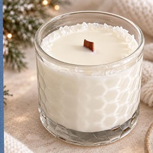 May include: A white candle in a clear glass jar with a honeycomb-textured exterior and a wooden wick. The top of the candle is decorated with small, clear crystal-like pieces. The text "STYLE #16" is printed vertically on a blue sidebar.