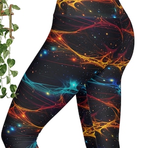 Puede incluir: Leggings negros con un diseño cósmico vibrante. Los leggings presentan un patrón de líneas onduladas naranjas, amarillas, rojas y azules, intercaladas con pequeños puntos blancos que se asemejan a estrellas. El diseño cubre todo el leggings.