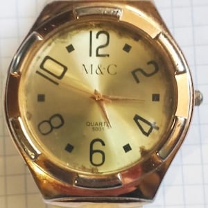 M & C Quartz Gold Sechseckige Analoguhr
