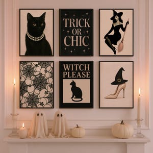 Op de afbeelding: Een verzameling ingelijste Halloween-kunstprints. De prints tonen een zwarte kat met een parelketting, de tekst "TRICK OR CHIC", een heks met een bezem, een spinnenwebontwerp, de tekst "WITCH PLEASE" met een katten silhouet en een heksenhoed op een hoge hak.