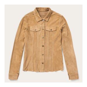 Könnte beinhalten: Ein hellbraunes Wildlederhemd mit Kragen, zwei Brusttaschen und Knopfverschlüssen. Das langärmlige Hemd hat eine taillierte Passform und dekorative Ziernähte. Das Hemd hat eine neutrale Farbe und ist für verschiedene Outfits geeignet.