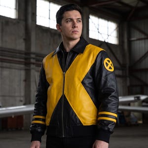 Può includere: Una giacca in pelle nera e gialla con un grande design a X giallo sul davanti, un colletto nero e una toppa circolare con il logo X-Men giallo e nero sulla manica sinistra. Le maniche presentano due strisce gialle orizzontali vicino ai polsini.