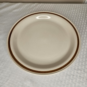 Plato redondo de gres de 30 cm (12") de la colección Vintage Mountain Wood, color vainilla y especias - Decoración de cocina retro de los años 70.