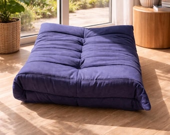 Canapé capitonné bleu marine avec coussin de sol : siège lounge minimaliste moderne