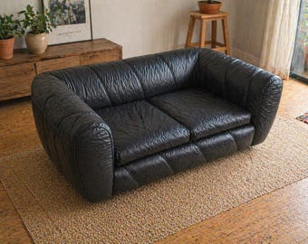 Schwarzes Ledersofa Couch mit niedrigem Profil Modernes minimalistisches Wohnzimmer Sofa Kompakte Lounge Couch Zeitgenössische Wohnmöbel