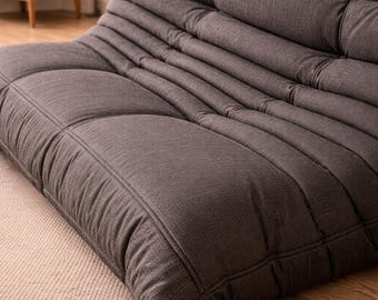 Sofá de suelo capitoné marrón oscuro: Sofá de salón de perfil bajo, asiento acogedor para la sala de estar.