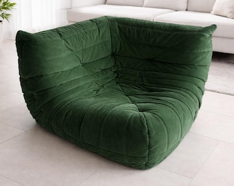 Moderne fauteuil in Togo-stijl, lage bank, groen fluwelen stoel, minimalistische woonkamer, gezellige vloer