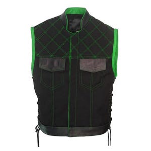 Puede incluir: Un chaleco negro sin mangas con cuello alto y ribetes de color verde brillante. La parte superior del pecho presenta un patrón acolchado de rombos con costuras verdes. Incluye dos bolsillos en el pecho con solapa y cordones laterales.