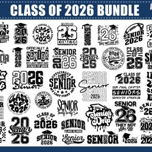 Könnte beinhalten: Eine Sammlung von 41 PNG-Designs mit dem Text "CLASS OF 2026 BUNDLE". Die Designs umfassen verschiedene Grafiken und Textelemente zum Thema Abschluss, wie "Senior", "Class of 2026" und Abschlusskappen. Die Designs sind in Schwarz und Weiß.