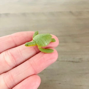 Miniature Sea Turtle / Aquarium Diorama Sea Creature Ocean Green Mini Tortoise