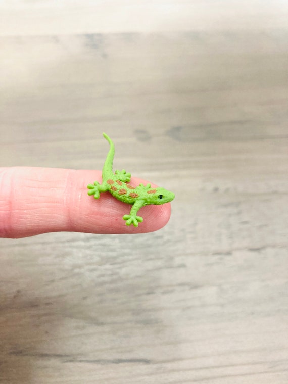 Micro Miniature Lizards choose a Color Green or Blue Amphibian Reptile  Insect Diorama Terrarium Crafting Micro Mini 