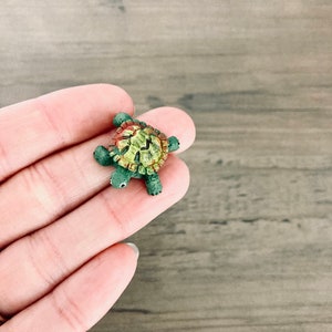 Miniature Green Turtle / Pond Aquarium Nature Tiny Micro Mini Turtle Tortoise Craft Terrarium Fairy Garden