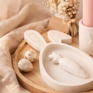 Oster Geschenkset - mit Hasen Tablett und Kerzenhalter - Handgegossene Frühlingsdeko in Weiß -Frohe Ostern - Geschenkidee