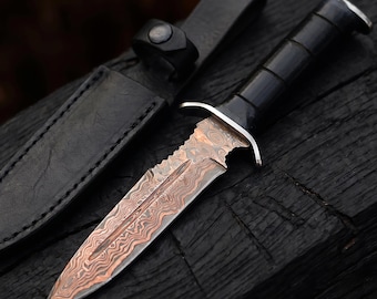 Faca Bowie personalizada, feita à mão, em cobre damasco, com cabo de madeira preta e lâmina forjada em cobre. Ideal para presente de aniversário, Dia dos Pais ou para padrinhos.