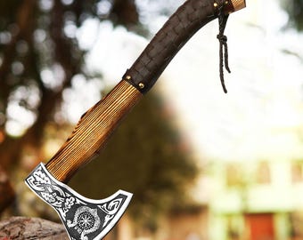 Handgesmeed koolstofstaal Viking-strijdbijl: gegraveerd essenhouten handvat, ideaal voor kamperen en buitenactiviteiten, perfect cadeau